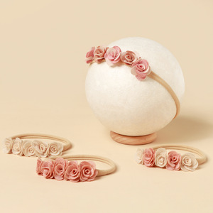 Diadema suave con diseño de rosa para bebé, diadema elástica de nailon para bebé, accesorios para el cabello ligeros que no dañan al bebé, accesorios para recién nacidos - Product Image 1