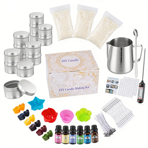 Pot à bougie argenté, coffret cadeau haut de gamme, mélange d'arômes de créateur, présentoir de merchandising pour la vente au détail, sélection signature, luxe - Product Image 1
