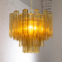 Lustre en verre rose doré de luxe, à plusieurs niveaux, avec abat-jour en cristal à bords festonnés, accents floraux en laiton, éclairage à économie d'énergie
