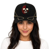 Casquette de baseball personnalisée style punk rock avec crâne, ornée de perles, strass et rivets, visière vieillie, fermeture snapback avec boucle métallique