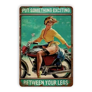 Motocicletta Pinup ragazza ha messo qualcosa di eccitante in metallo di stagno Vintage decorazione da parete retrò arte poster divertenti casa Bar fattoria 8x12 pollici