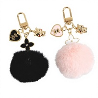 Porte-clés en peluche douce avec pompon, fermoir mousqueton doré, pendentif trèfle à quatre feuilles, breloque cœur d'ours, boule moelleuse pour décoration de sac