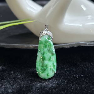 Colgante de Jadeíta Birmana Natural de Grado A con Patrones Florales Flotantes, Textura Helada y Glutinosa, Engastado en Oro Blanco de 18k. - Product Image 2