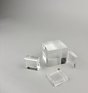 Khối Acrylic một hình khối hình chữ nhật acrylic với cảm giác mờ cao cấp và rõ ràng, có các cạnh và góc riêng biệt. - Product Image 1