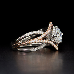 Anello a Croce Scintillante con Zirconi a Quattro Punte per Donne, Gioiello da Dito Bicolore Creativo e alla Moda - Product Image 2