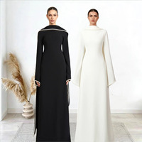 Robe Abaya de soirée élégante de style arabe du Moyen-Orient, avec perles et poignets, idéale pour le Ramadan et l'Iftar. 1 article en vente.