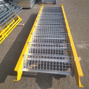 फैक्ट्री सीधे गर्म बिक्री हॉट डिप गैल्वेनाइज्ड सीढ़ी ट्रेड चेक्ड प्लेट नोज़िंग सीढ़ी ट्रेड धातु सीढ़ी ट्रेड की आपूर्ति करती है