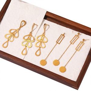 <span class=keywords><strong>ชุด</strong></span>เครื่องประดับแฟชั่นหรูหราสไตล์เกาหลี ต่างหูและสร้อยคอรูปห<span class=keywords><strong>ย</strong></span>ดน้ำประดับระ<span class=keywords><strong>ย</strong></span>้าทอง 18K ดีไซน์ข้ามพรมแดน - Product Image 1