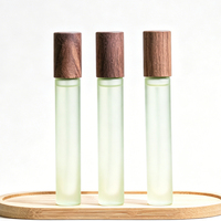 Atomiseur de parfum portable rechargeable en verre dépoli vert avec couvercle en noyer – Fournisseur direct pour l'exportation en gros