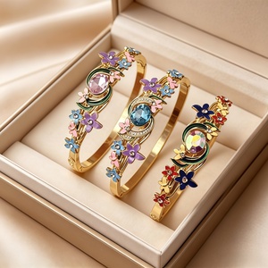 กำไลข้อมือลายดอกไม้เคลือบสีสำหรับผู้หญิง ดีไซน์แบบเปิดประดับดอกไม้หลากสีและฝังเพชร CZ เครื่องประดับคริสเตียนสุดอินเทรนด์ - Product Image 1