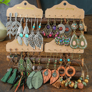 Boucles d'oreilles pendantes bohèmes pour femmes, en alliage, avec plumes et serti clos, style ethnique, pour soirée, ensemble de bijoux fantaisie - Product Image 1