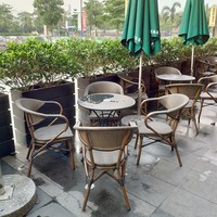 Ensemble table et chaises de jardin pour balcon extérieur, idéal pour salon de thé, café, résistant à l'eau et aux UV, en rotin PE, mobilier moderne