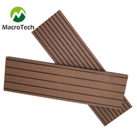 Plancher de terrasse en composite bois-plastique (WPC) moderne, antidérapant, imperméable, brossé, avec relief 3D, pour extérieur.