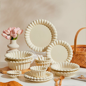 Joli ensemble <span class=keywords><strong>de</strong></span> couverts <span class=keywords><strong>français</strong></span> avec filet <span class=keywords><strong>de</strong></span> bol complet Couverts à disque familial rouge et ensemble <span class=keywords><strong>de</strong></span> bols pour les occasions horeca - Product Image 4