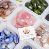 Pierre naturelle de réaction UV pour l'artisanat en cristal poli de guérison et de méditation directement de l'usine