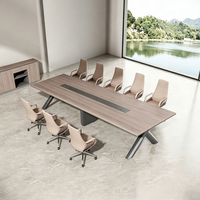 Table de conférence rectangulaire moderne pour 10 personnes avec gestion des câbles et base en métal.