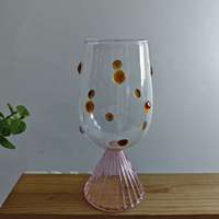 Verres à vin en verre borosilicate soufflé à la main en gros, design artistique à pois, base texturée rose, résistant à la chaleur, capacité de 450 ml