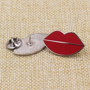 Pin <span class=keywords><strong>de</strong></span> solapa <span class=keywords><strong>de</strong></span> labios rojos <span class=keywords><strong>de</strong></span> esmalte duro plateado <span class=keywords><strong>de</strong></span> alta calidad personalizado con tarjeta trasera - Product Image 6