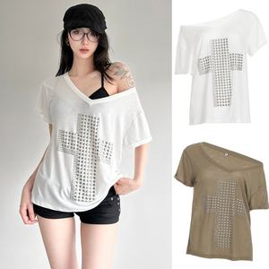 Camiseta de punto asimétrica para mujer, ligera y ligeramente transparente, con diseño de cruz con tachuelas, para estilo urbano. - Product Image 1
