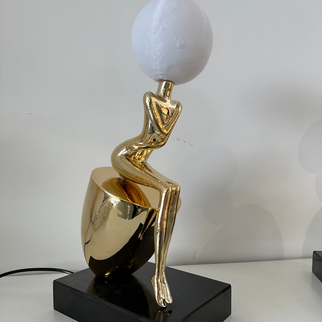 Modern Gold Electroplated Girl Resin Table Lamp Bedhead Art Fiberglass Desk Lamp with Abstract Ornament Light Simple Design