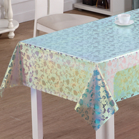 Nappe en PVC irisé RNPT avec de petites brindilles florales, éclat arc-en-ciel pastel et surface facile à nettoyer pour la salle à manger
