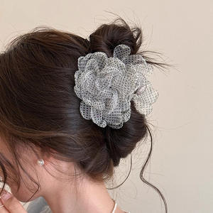 Nouvelle pince à cheveux requin style rétro français gris en tissu maillé avec fleur perlée pour femme, pince à cheveux florale douce - Product Image 1