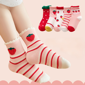 <span class=keywords><strong>Calcetines</strong></span> para niños Nuevos estilos múltiples Niños <span class=keywords><strong>Calcetines</strong></span> con estampado de fresa de longitud media <span class=keywords><strong>Calcetines</strong></span> suaves para bebés para Otoño e Invierno - Product Image 1