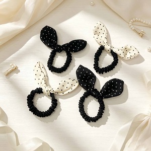 Élastique à cheveux à pois noirs et blancs pour femmes, élastique à cheveux haut de gamme pour queues de cheval basses et chignons. - Product Image 2