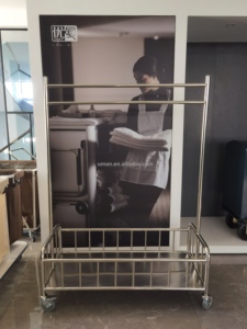 <span class=keywords><strong>Carrello</strong></span> <span class=keywords><strong>Appendiabiti</strong></span> Mobile in Acciaio Inox / <span class=keywords><strong>Carrello</strong></span> Portabiti / <span class=keywords><strong>Appendiabiti</strong></span> per Lavanderia con Cesto - Product Image 2