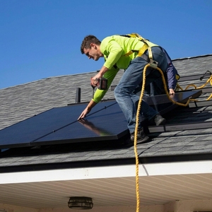 Panel Solar de 420W con Certificación CE TUV, Totalmente Negro, con Tejas Integradas, para Sistemas Solares Comerciales en Techos - Product Image 1