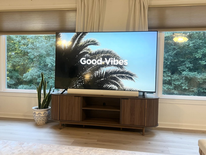 Mueble para TV Curvo de Estilo Moderno de Mediados de Siglo, Consola Multimedia de Madera con Almacenamiento Abierto y Puertas Corredizas para Sala de Estar, Apartamento u Oficina - Product Image 1