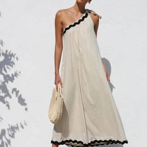 เดรสยาวลูกไม้คอเฉียงแบบใหม่ประจำปี 2025 สำหรับฤดูร้อน ดีไซน์เก๋ไก๋สำหรับวันหยุด แขนกุด แต่งลายเส้นสีดำ ชุดเดรสยาวสำหรับผู้หญิง - Product Image 5