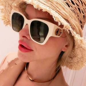 Gafas de Sol de Moda 2021, Gafas de Sol de Lujo con Logotipo Personalizado, Gafas de Sol Extra Grandes para Mujer, Protección UV400, Montura Negra Grande, Estilo Ojo de Gato - Product Image 1