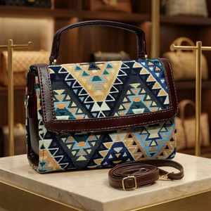 Bolso de Mano de Lujo para Mujer con Triángulos Repetidos y Formas de Diamante, Piel Sintética Marrón, Forro de Algodón, Bolso Bandolera Mediano - Product Image 1