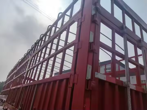 รถพ่วงกึ่งพ่วงแบบมีรั้วสูง 3-4 เพลา สำหรับบรรทุกปศุสัตว์ บรรทุกได้ 50 ตัน กำลังลดราคา - Product Image 3