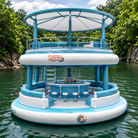 Île aquatique gonflable commerciale avec canapé lounge, comptoir de bar et parasol pour la location en resort, la plage et l'utilisation extérieure