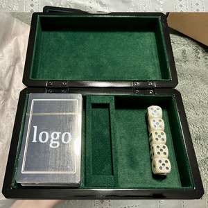 Ensemble <span class=keywords><strong>de</strong></span> <span class=keywords><strong>jeu</strong></span> <span class=keywords><strong>de</strong></span> cartes premium 2-en-1, 2 jeux <span class=keywords><strong>de</strong></span> cartes et 5 dés dans un élégant coffret cadeau en bois personnalisable - Product Image 2
