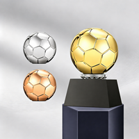 Trophée de football en résine HDW Premium avec design de ballon or, argent, bronze, base noire gravée sur mesure, trophée en cristal
