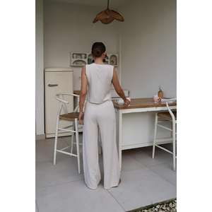 Ensemble de costume en lin beige pour femmes en gros avec un élégant détail de nœud - Product Image 1