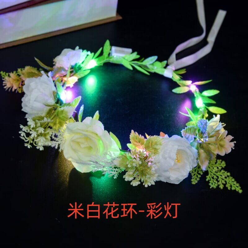 Nouvelle couronne éblouissante de lumières blanc cassé