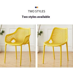 <span class=keywords><strong>Chaise</strong></span> <span class=keywords><strong>scandinave</strong></span> moderne d'extérieur et d'intérieur avec accoudoirs, dossier épaissi, finition café ajourée, empilable, pour la maison et le bureau - Product Image 6