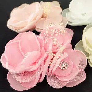 Flores de tela Extra grandes hechas a mano, tres flores decorativas para boda, Centro de diamantes de imitación, venta al por mayor, Rosa/Marfil/blanco