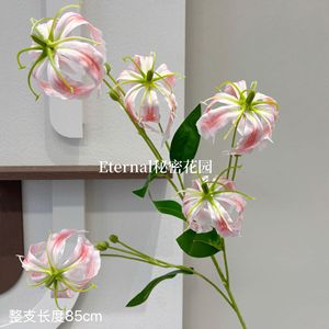 Bouquet de fleurs artificielles Qi Yu 5 têtes de lys flamboyants en soie Gloriosa pour mariage et décoration intérieure - Product Image 5