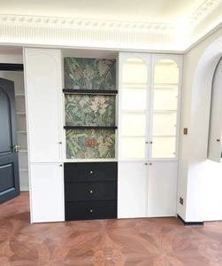 Armoire de style français moderne, finition blanc mat avec accents noirs, dotée de portes cintrées et de verre Longchamp - Product Image 3