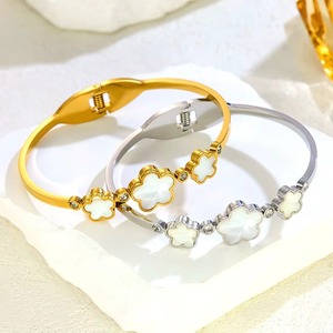 Bracelet élégant en acier inoxydable avec trois fleurs, design en nacre et cristal, bracelet manchette or/argent, cadeau d'anniversaire pour femme - Product Image 5