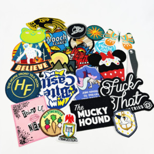 Presse de transfert de chaleur brodé lettre Logo Patch personnalisé fer sur Patch de broderie pour vêtements - Product Image 1