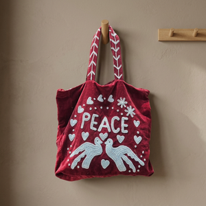 กระเป๋าโท้ทกำมะหยี่สีแดงสั่งทำขายส่ง พร้อมลายปักอักษร PEACE สีเงิน รูปหัวนกพิราบ หัวใจ และลายดอกไม้สุดเก๋ - Product Image 5