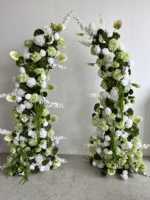 Arche florale vert-blanc haut de gamme avec suspensions en forme de corne et guirlandes florales fuchsia pour décorations de table de mariage et de fête