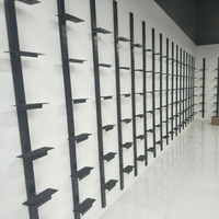 Étagères de présentation de chaussures de sport en métal personnalisées IYUBO, design de magasin mural en métal noir, OEM