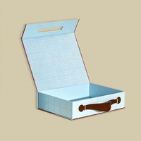 Emballages rigides personnalisés avec logo en relief biodégradable, style rétro, pour vêtements de bébé, boîtes cadeaux avec poignée en cuir